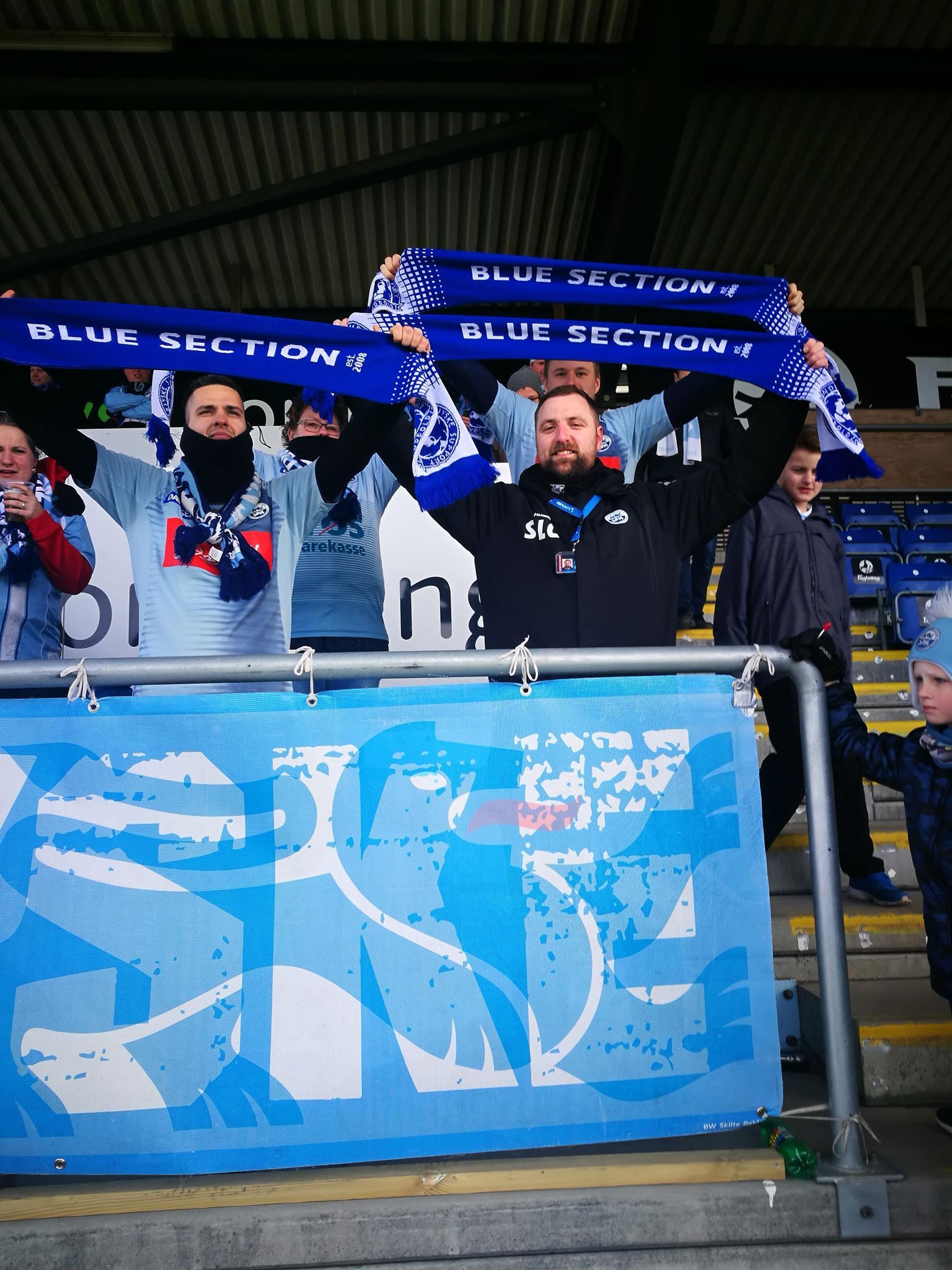 SønderjyskE fans der holder det nye Blue Section halstørklæde